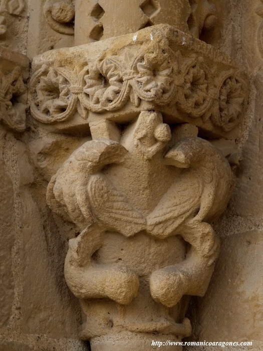 CAPITELES DE LA PORTADA